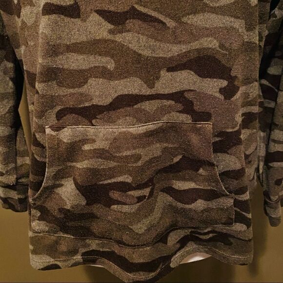 Runway Ready Couture Camo Shirt Size Large - Picture 4 of 12
